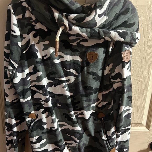 In great condition camouflage Wanakome size large sweatshirt - Picture 2 of 3